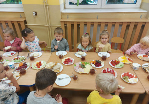 Dzieci wspólnie przygotowują sobie śniadanie z różnych produktów spożywczych